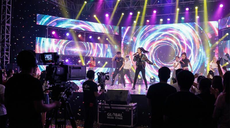 白桃少女精选视频：音乐现场演出